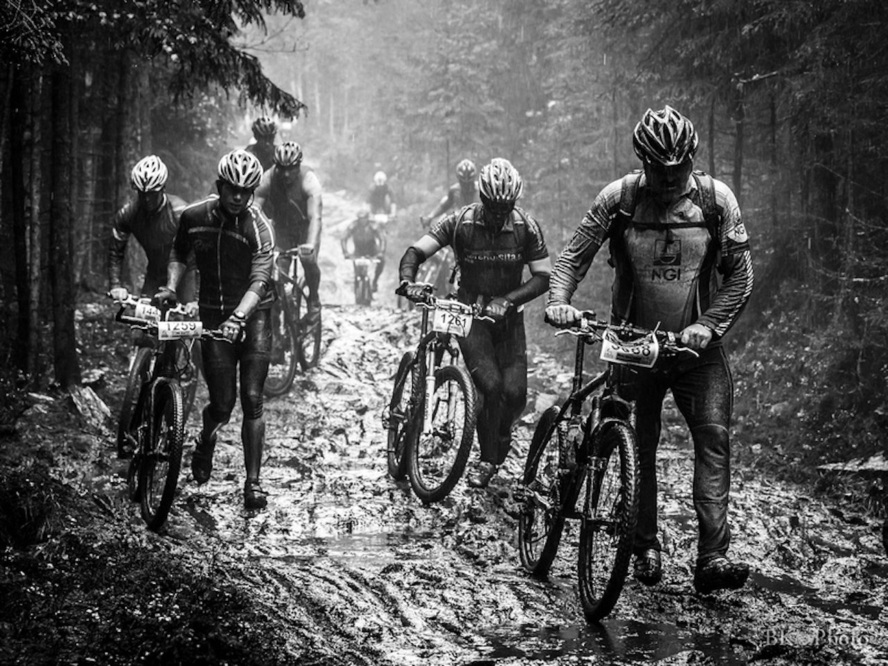 DYRT UTSTYR ER IKKE ALT: Maratonritt, gjørmepartier og slitne bein. Raumerrittet fikk realt grisevær i år, og all verdens fjongt utstyr hjelper ikke alltid når såpeglatt gjørmehav skal forseres. Foto: Bjørn_K DYRT UTSTYR ER IKKE ALT: Maratonritt, gjørmepartier og slitne bein. Raumerrittet fikk realt grisevær i år, og all verdens fjongt utstyr hjelper ikke alltid når såpeglatt gjørmehav skal forseres. Foto: Bjørn_K