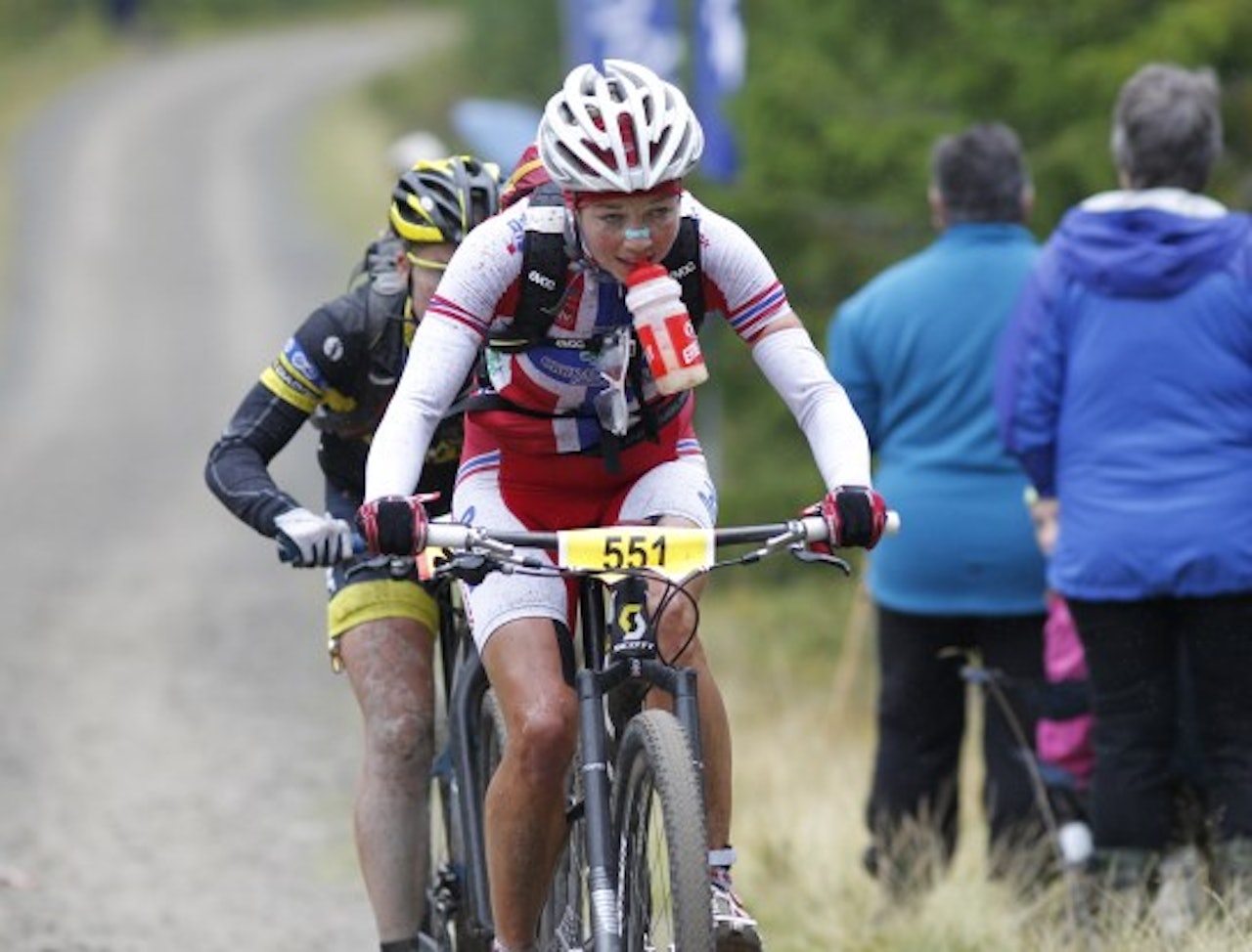 I TET: Borghild Løvset har kjørt fra Heidi Sandstø og er nå alene i tet ved passering Kvarstad. Rittets storfavoritt britiske Sally Bigham ligger over tre minutter bak. Foto: Geir Olsen birken birkebeinerrittet