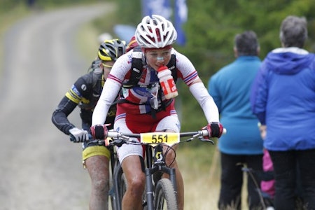 I TET: Borghild Løvset har kjørt fra Heidi Sandstø og er nå alene i tet ved passering Kvarstad. Rittets storfavoritt britiske Sally Bigham ligger over tre minutter bak. Foto: Geir Olsen birken birkebeinerrittet