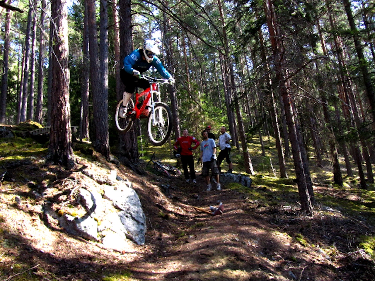 Flying high: Ingen freeride-camp uten dropp. Denne "stigapen" ble bygget i påskehelgen. Alle foto: Nesbyen Trail Crew Flying high: Ingen freeride-camp uten dropp. Denne "stigapen" ble bygget i påskehelgen. Alle foto: Nesbyen Trail Crew