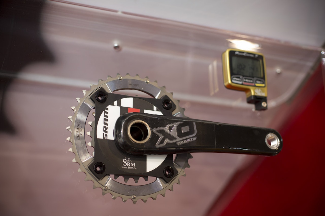 SRMs kraftmålere er et kjent navn fra landeveien, men kommer også nå for fullt på terreng-kranker. Her i SRAM XO-variant. SRMs kraftmålere er et kjent navn fra landeveien, men kommer også nå for fullt på terreng-kranker. Her i SRAM XO-variant.