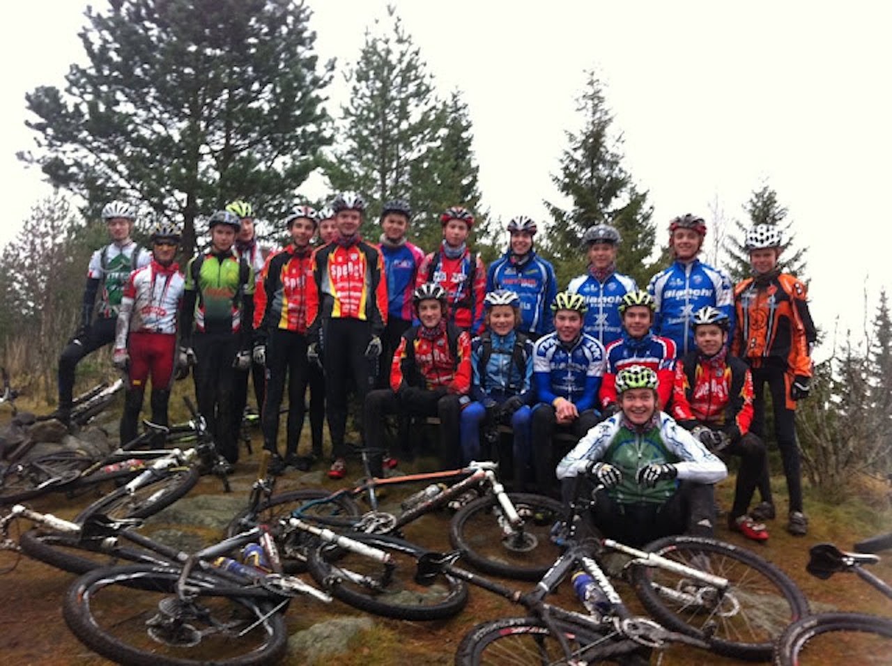 GØY PÅ TUR:Rytterne ble delt inn i grupper etter hvilken klasse de konkurrerer i her. Her er en av gruppene med 15-16-åringer på tur over Vardåsen. GØY PÅ TUR:Rytterne ble delt inn i grupper etter hvilken klasse de konkurrerer i her. Her er en av gruppene med 15-16-åringer på tur over Vardåsen.