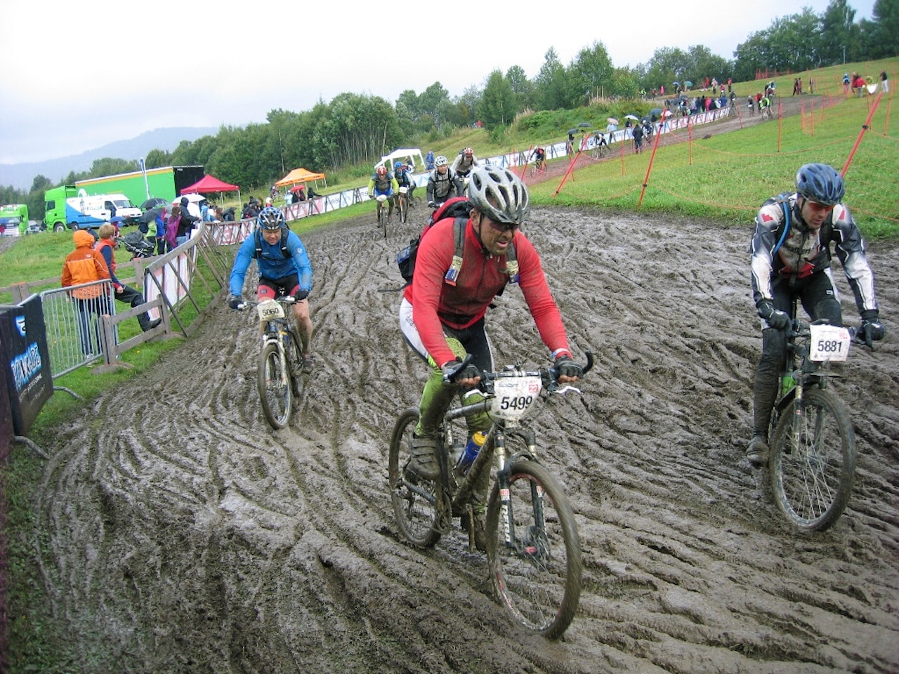 Benny Stütz (M45, midten) og Tore Erntsen (M35, t.h.) kjemper seg gjennom de siste svingene i søla. birken birkebeinerrittet