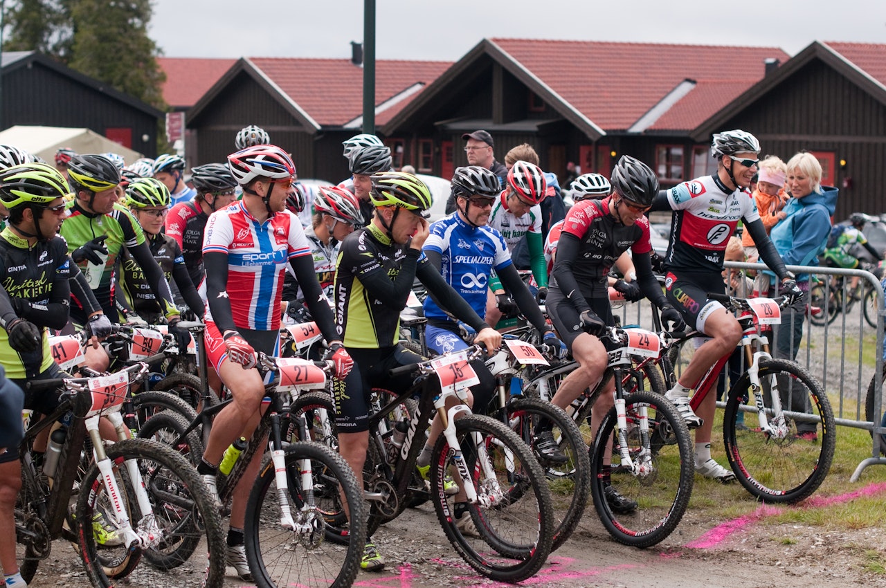 PÅ START: Flere var nervøs på starten av Bukkerittet. Tre knallharde timer i høyfjellet lå foran elitefeltet. Foto: Øyvind Aas PÅ START: Flere var nervøs på starten av Bukkerittet. Tre knallharde timer i høyfjellet lå foran elitefeltet. Foto: Øyvind Aas