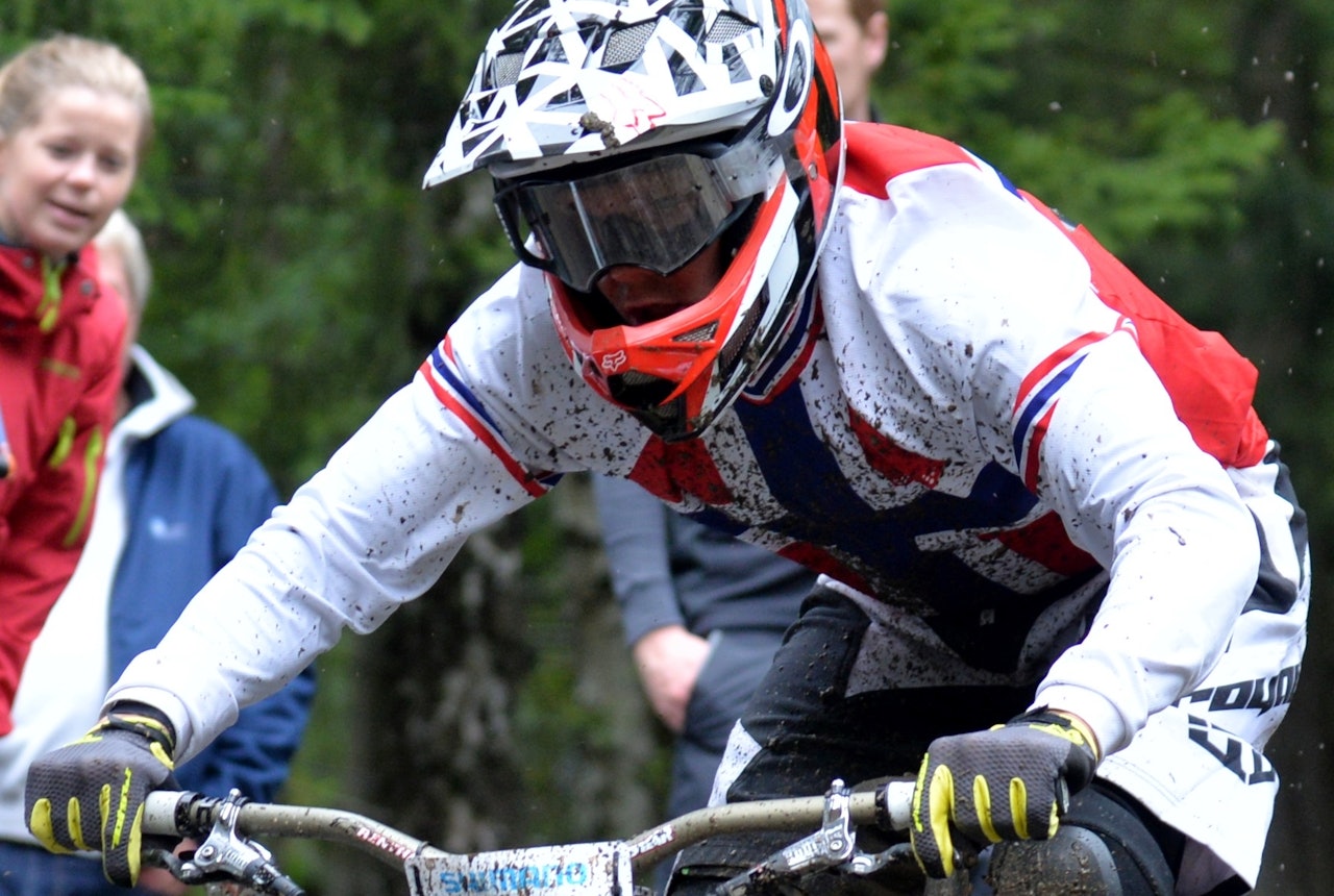 GIR JERNET: Espen Johnsen leker ikke VM når han er tilbake på gamle tomter i Hafjell. Nordmannen, som hentet seg VM-sølv i DH under dagens Masters-VM, kjenner løypa bedre enn de fleste. Foto: Kent Murdoch GIR JERNET: Espen Johnsen leker ikke VM når han er tilbake på gamle tomter i Hafjell. Nordmannen, som hentet seg VM-sølv i DH under dagens Masters-VM, kjenner løypa bedre enn de fleste. Foto: Kent Murdoch