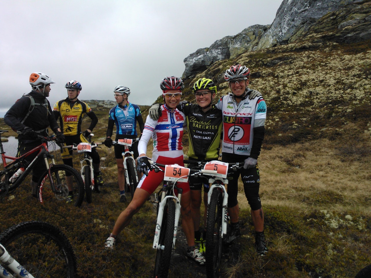 PÅ TUR: De antatt beste jentene i Bukkerittet syklet feil tidlig og fikk seg en lang tur på høyfjellet. De valgte til slutt å gå sammen over mål til en delt andreplass. Foto: Vegard Gunleiksrud PÅ TUR: De antatt beste jentene i Bukkerittet syklet feil tidlig og fikk seg en lang tur på høyfjellet. De valgte til slutt å gå sammen over mål til en delt andreplass. Foto: Vegard Gunleiksrud