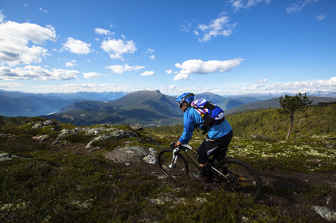 FLOTT: Ingenting å utsette på verken Knut Lønnqvist eller omgivelsene i Sogndal. Foto: Jo-Inge Mandt FLOTT: Ingenting å utsette på verken Knut Lønnqvist eller omgivelsene i Sogndal. Foto: Jo-Inge Mandt