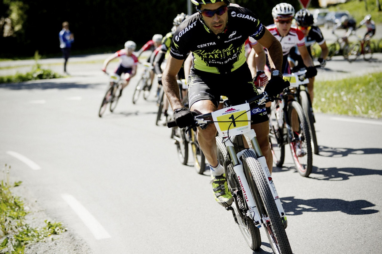 SULTEN: Håkon Austad lukter på en av norsk terrengsyklings største prissummer. Her fra Vestmarkrittet der han ble nummer 2. Foto: Kristoffer Kippernes SULTEN: Håkon Austad lukter på en av norsk terrengsyklings største prissummer. Her fra Vestmarkrittet der han ble nummer 2. Foto: Kristoffer Kippernes