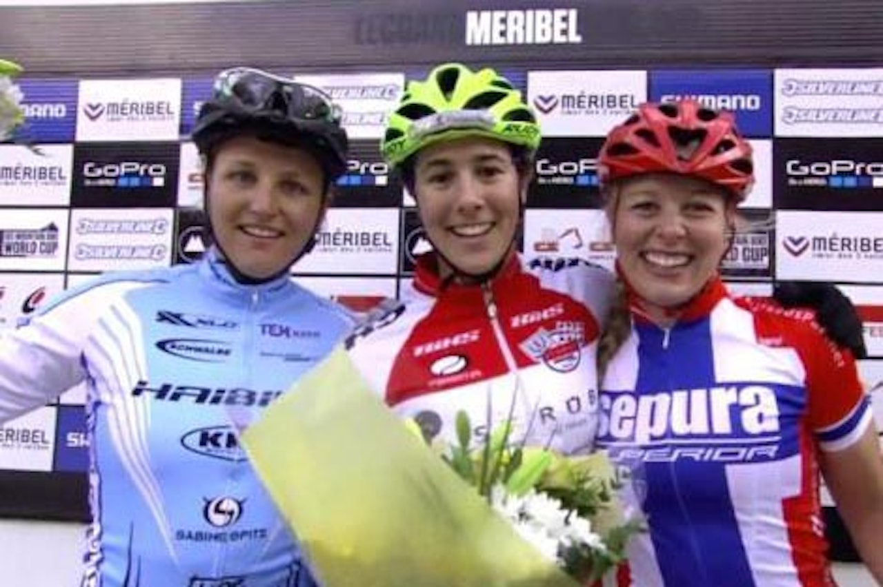 En meget fornøyd Ingrid Sofie Bøe Jacobsen (Sepura XC Superior), sammen med vinner Linda Indergand (Struby-Bixs) og Kathrin Stirnemann (Sabine Spitz Haibike). Foto: sykling.no En meget fornøyd Ingrid Sofie Bøe Jacobsen (Sepura XC Superior), sammen med vinner Linda Indergand (Struby-Bixs) og Kathrin Stirnemann (Sabine Spitz Haibike). Foto: sykling.no