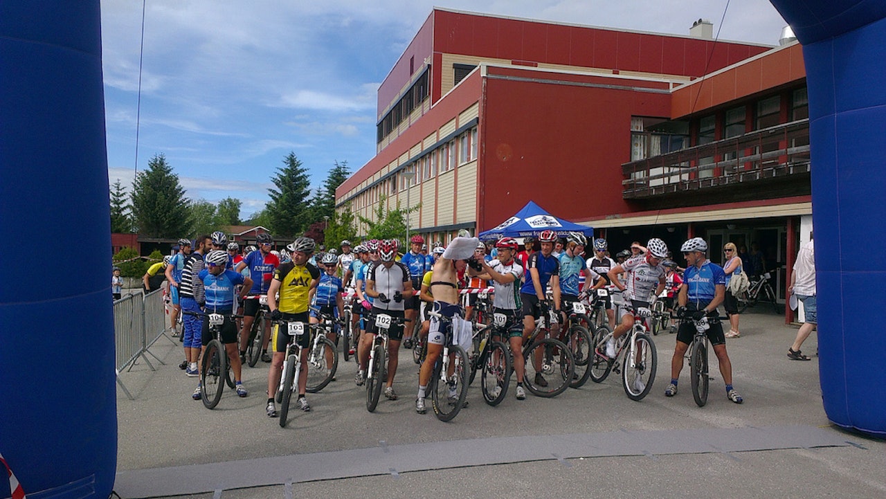 KLAR TIL START: Startfeltet i menn senior var klar for å ta fatt på de 42,5 km som ventet i nydelig vær. Foto: Kjetil Myren KLAR TIL START: Startfeltet i menn senior var klar for å ta fatt på de 42,5 km som ventet i nydelig vær. Foto: Kjetil Myren