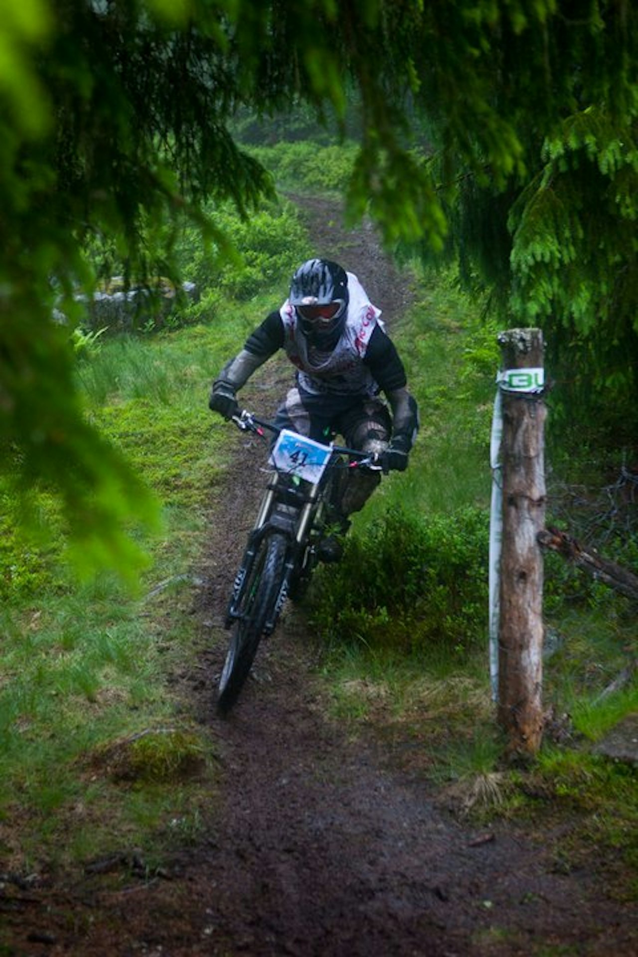 GJØRME: Fjorårets downhill-konkurranse ble et skikkelig gjørmebad. Foto: Per Finne og son. GJØRME: Fjorårets downhill-konkurranse ble et skikkelig gjørmebad. Foto: Per Finne og son.