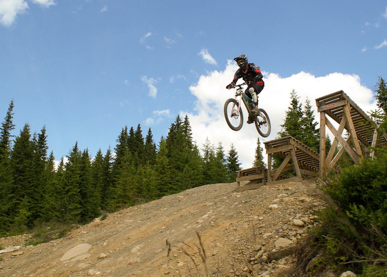 NY MANN: Henrik Alpers har sjarmert seg inn i Terrengsykkelredaksjonen ved hjelp av snobberi og påskemarsipan. Her avbildet i fri dressur på Hafjell. NY MANN: Henrik Alpers har sjarmert seg inn i Terrengsykkelredaksjonen ved hjelp av snobberi og påskemarsipan. Her avbildet i fri dressur på Hafjell.