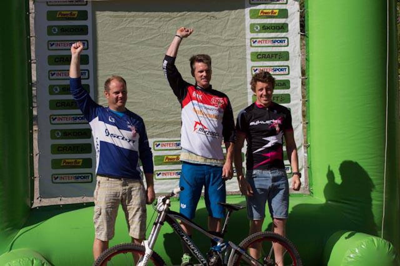 VETERAN: Øyvind Østvedt holder fortsatt tempoet, men ønsker egentlig å bli slått av juniorene. Må han rett og slett sykle saktere? Her fra Veteran-NM i Nesbyen. VETERAN: Øyvind Østvedt holder fortsatt tempoet, men ønsker egentlig å bli slått av juniorene. Må han rett og slett sykle saktere? Her fra Veteran-NM i Nesbyen.