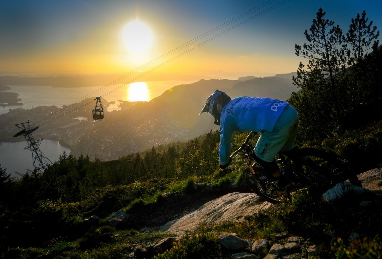 I SOLNEDGANG: Legenden Espen Johnsen setter fart ned mot byen, mens solen gjør det samme. I SOLNEDGANG: Legenden Espen Johnsen setter fart ned mot byen, mens solen gjør det samme.
