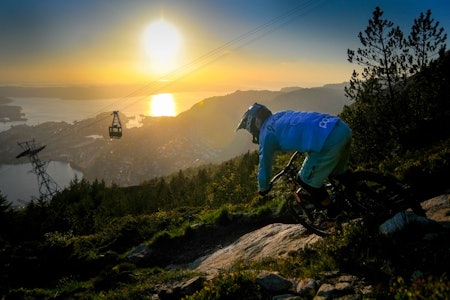 I SOLNEDGANG: Legenden Espen Johnsen setter fart ned mot byen, mens solen gjør det samme. I SOLNEDGANG: Legenden Espen Johnsen setter fart ned mot byen, mens solen gjør det samme.