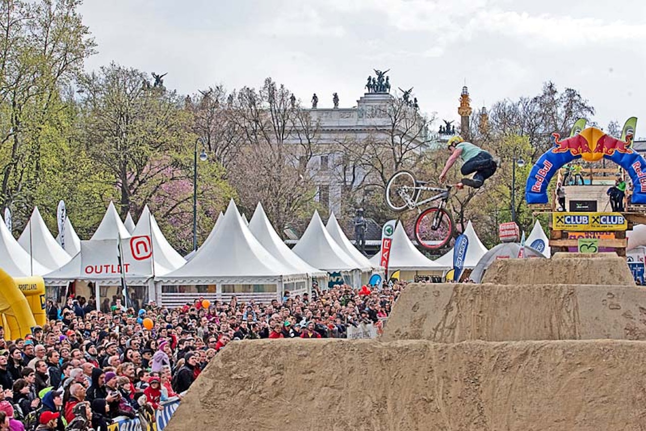 HOPPELAND: Sam Pilgrim vant fjorårets arrangement med denne tailwhipen. Foto: Alex DiLullo HOPPELAND: Sam Pilgrim vant fjorårets arrangement med denne tailwhipen. Foto: Alex DiLullo