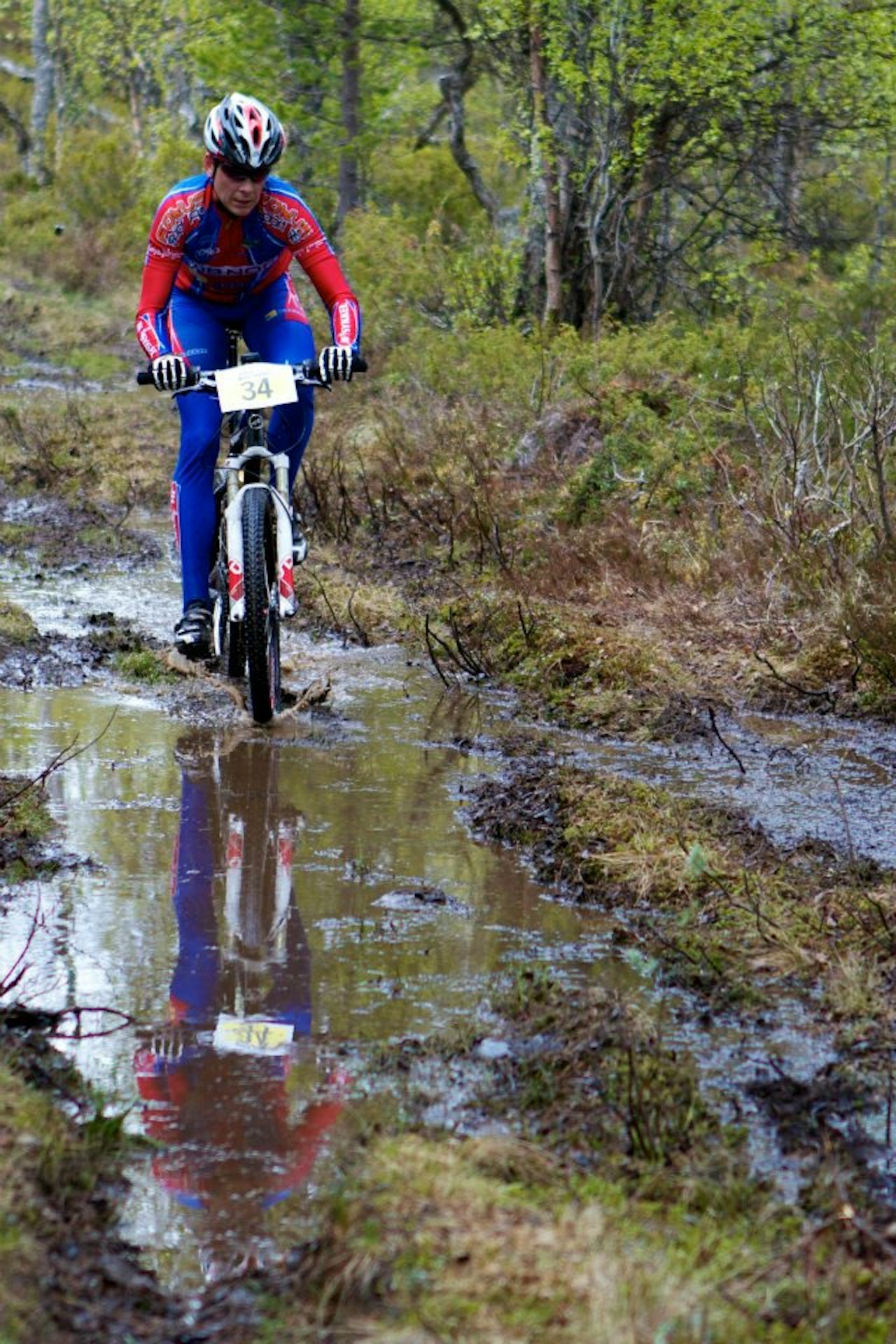Myr: Anders Danielsen på vei over myren. - Foto: Per Roger Bekken Myr: Anders Danielsen på vei over myren. - Foto: Per Roger Bekken