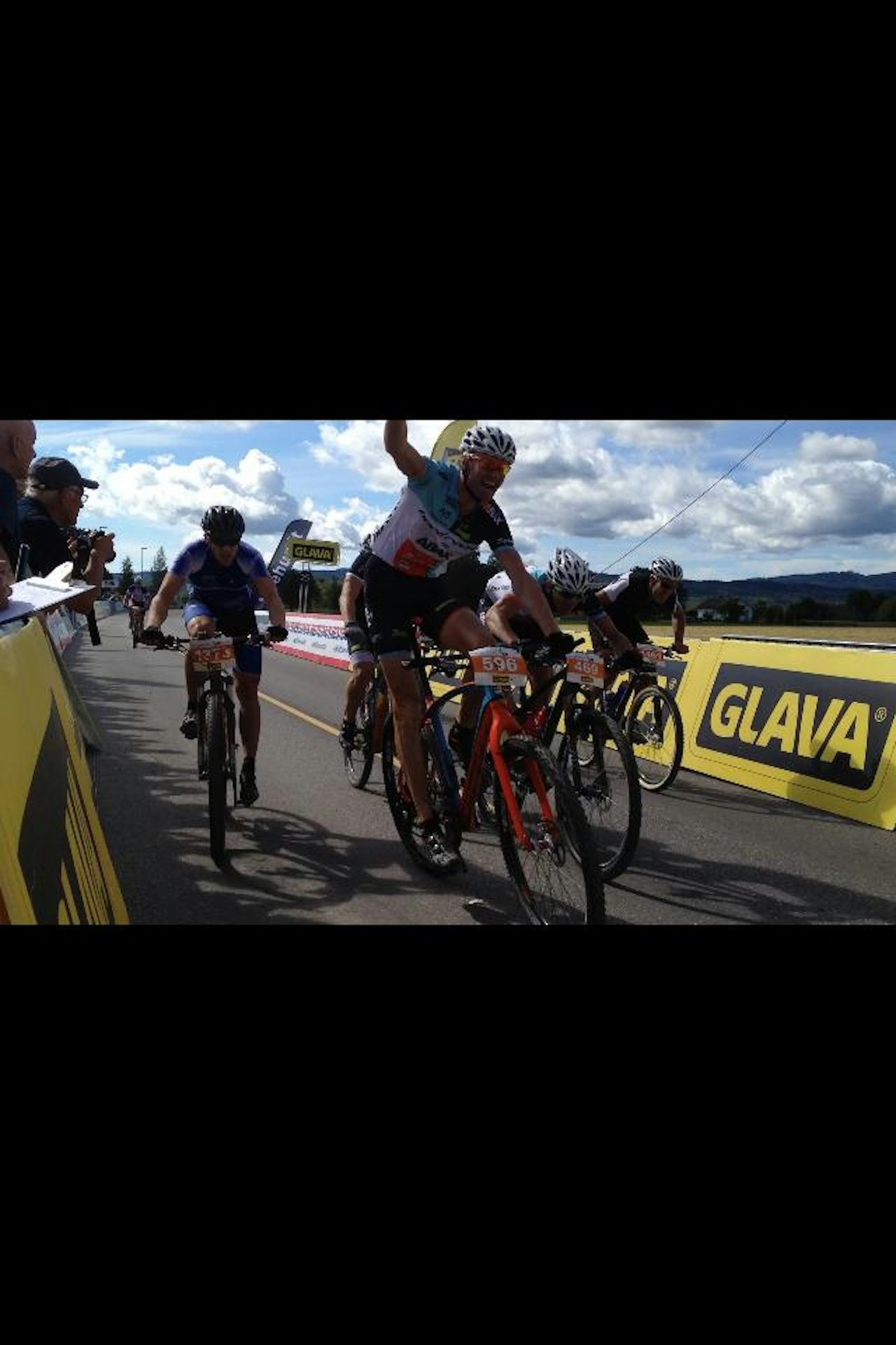 SPURT: Kongerittet ble avgjort med en real massespurt etter 64 km. Alle foto: Kongerittet SPURT: Kongerittet ble avgjort med en real massespurt etter 64 km. Alle foto: Kongerittet