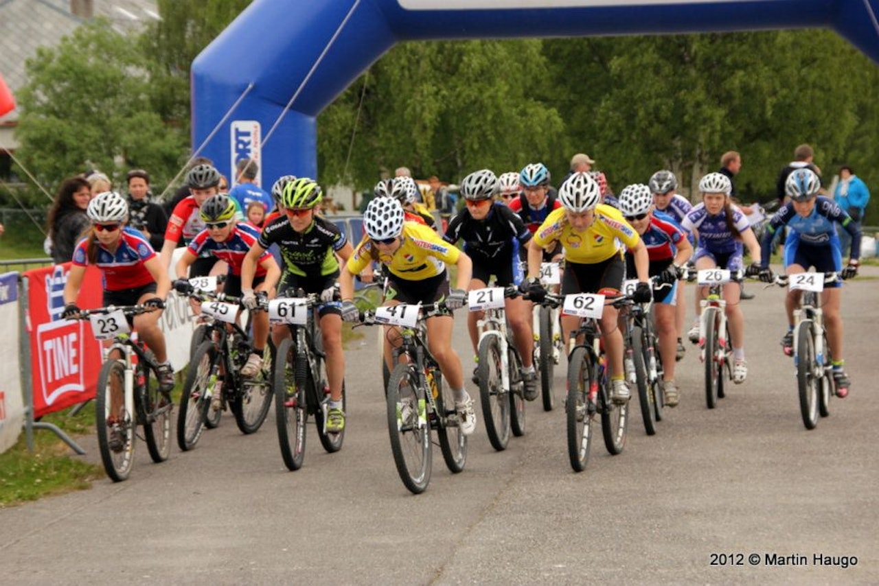 KNALLSTART: Kvinnefeltet går i gang med Ingrid Sofie Bøe Jacobsen og Henriette Handal i de gule ledertrøyene. Foto: Martin Haugo KNALLSTART: Kvinnefeltet går i gang med Ingrid Sofie Bøe Jacobsen og Henriette Handal i de gule ledertrøyene. Foto: Martin Haugo