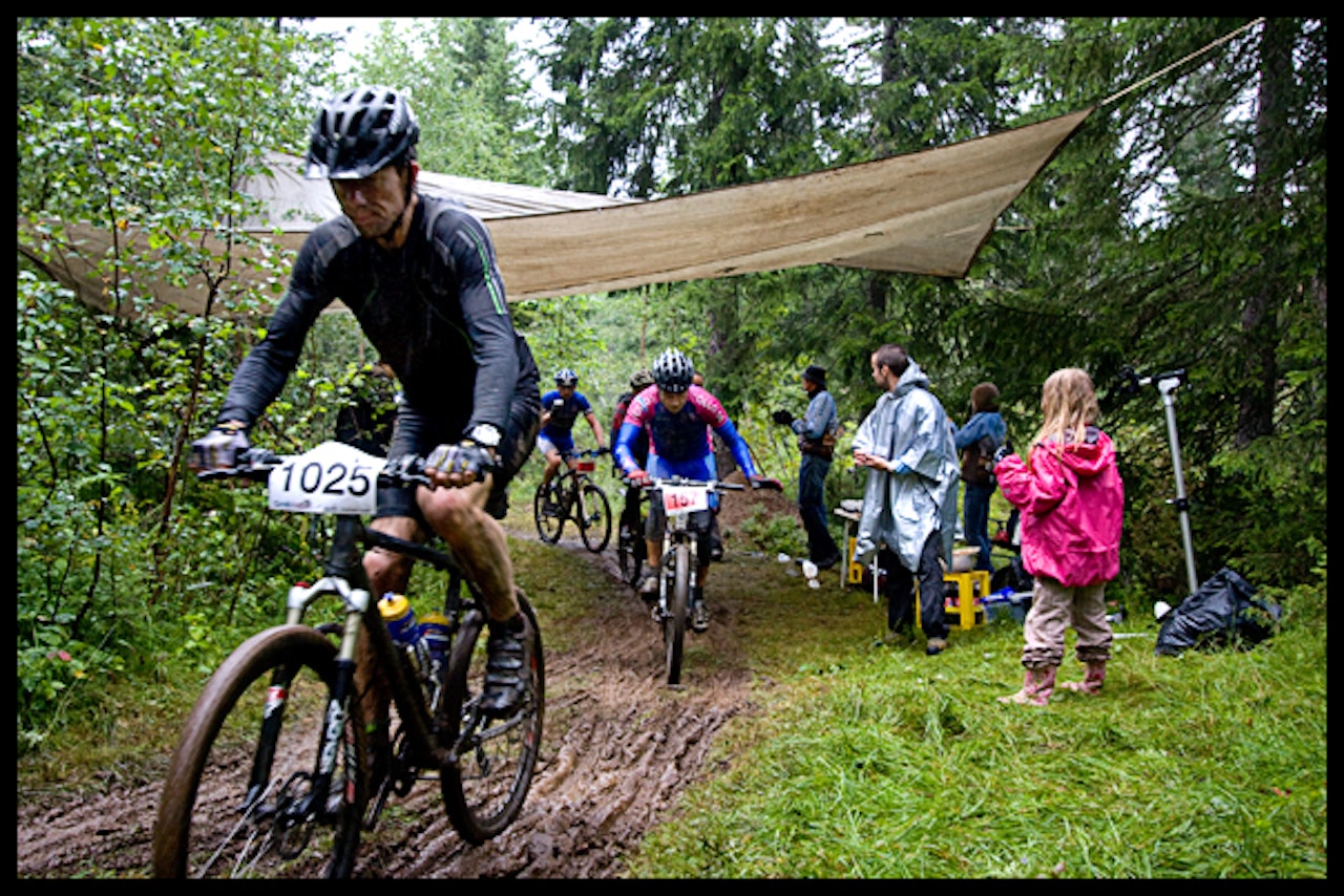 Sølete forhold: Gjørmebadet i Drammen stilte store krav til både sykler og syklister. Her Bjørnar Andersen (nr. 1025) foran Follo CKs Egil Antonsen (nr. 157). Foto: Svenn Fjeldheim. Sølete forhold: Gjørmebadet i Drammen stilte store krav til både sykler og syklister. Her Bjørnar Andersen (nr. 1025) foran Follo CKs Egil Antonsen (nr. 157). Foto: Svenn Fjeldheim.