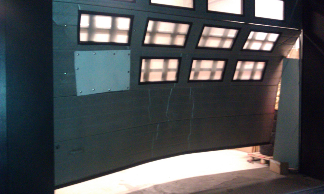 INNBRUDD: 20. mars kjørte noen gjennom garasjeporten hos Cyklon med en bil. Tre sykler er stjålet. Foto: Jarand Sørsdal/Cyklon INNBRUDD: 20. mars kjørte noen gjennom garasjeporten hos Cyklon med en bil. Tre sykler er stjålet. Foto: Jarand Sørsdal/Cyklon