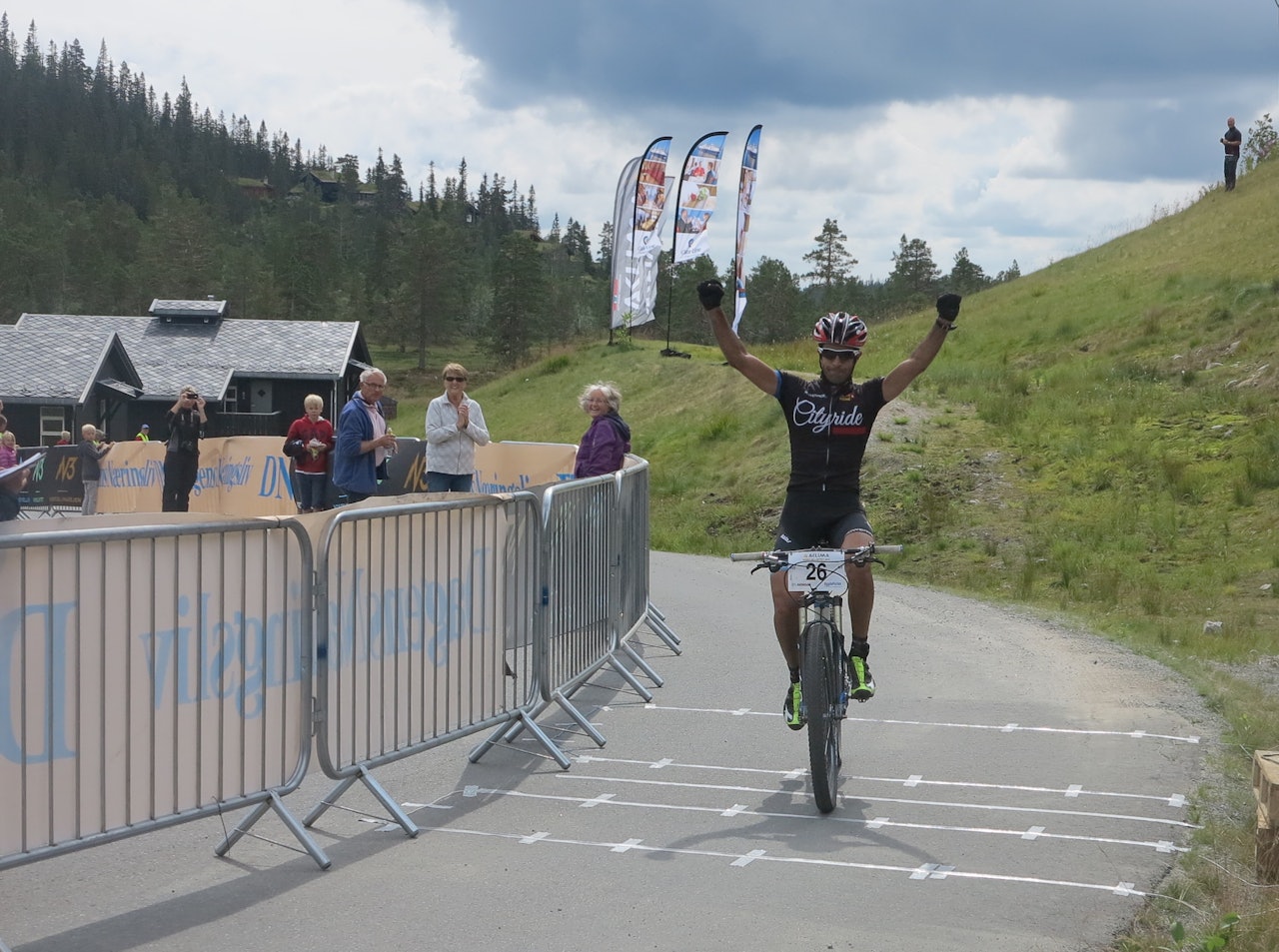 KOMFORTABEL SEIER: Håkon Austad fra Team CityRide slapp å stresse med målspurt på N3-rittet i helga. Foto: Arrangøren KOMFORTABEL SEIER: Håkon Austad fra Team CityRide slapp å stresse med målspurt på N3-rittet i helga. Foto: Arrangøren