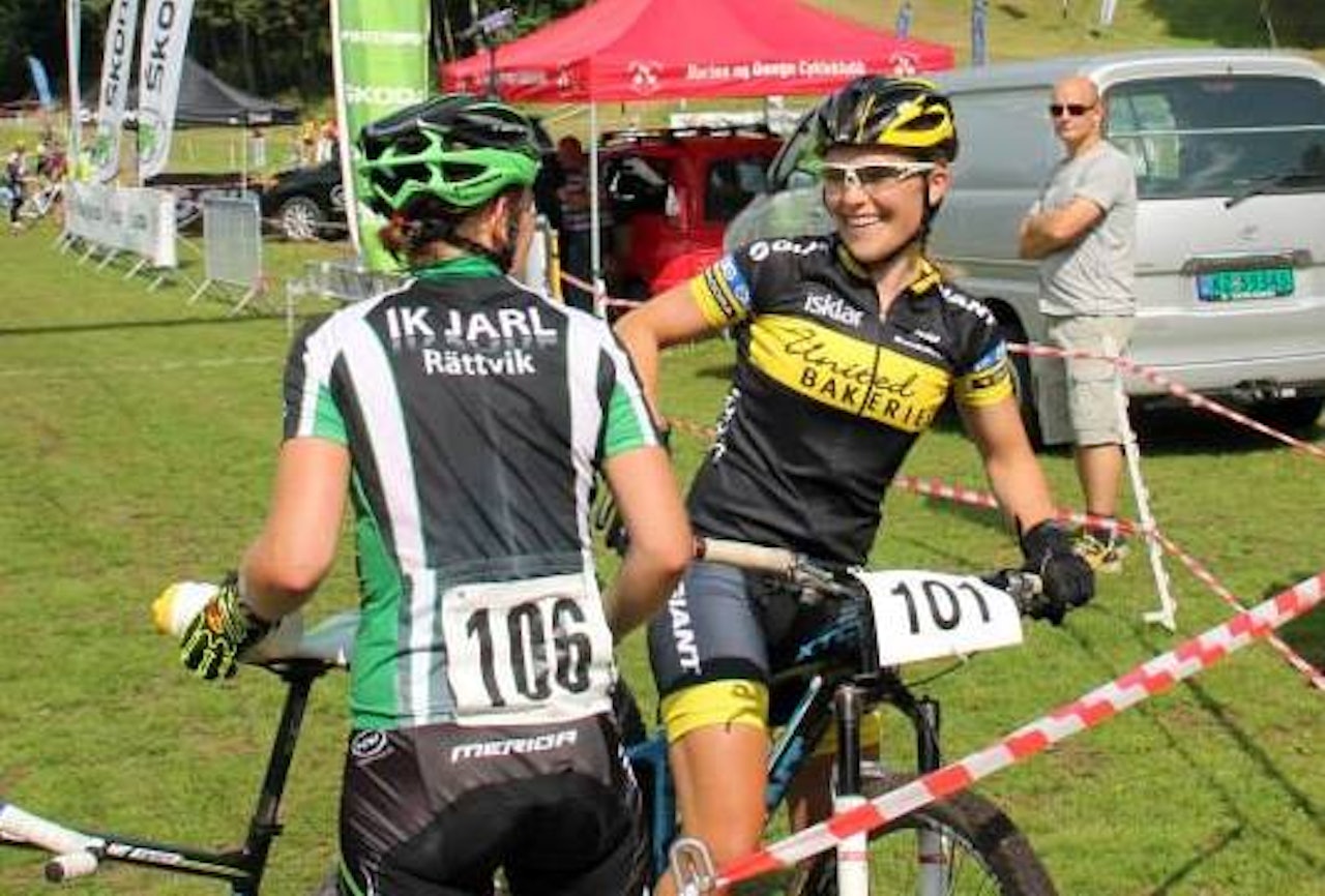 GRATULASJONER: Heidi Rosasen Sandstø gratulerer den svenske vinneren med dagens seier. Alle foto: Lena Øverbye. GRATULASJONER: Heidi Rosasen Sandstø gratulerer den svenske vinneren med dagens seier. Alle foto: Lena Øverbye.