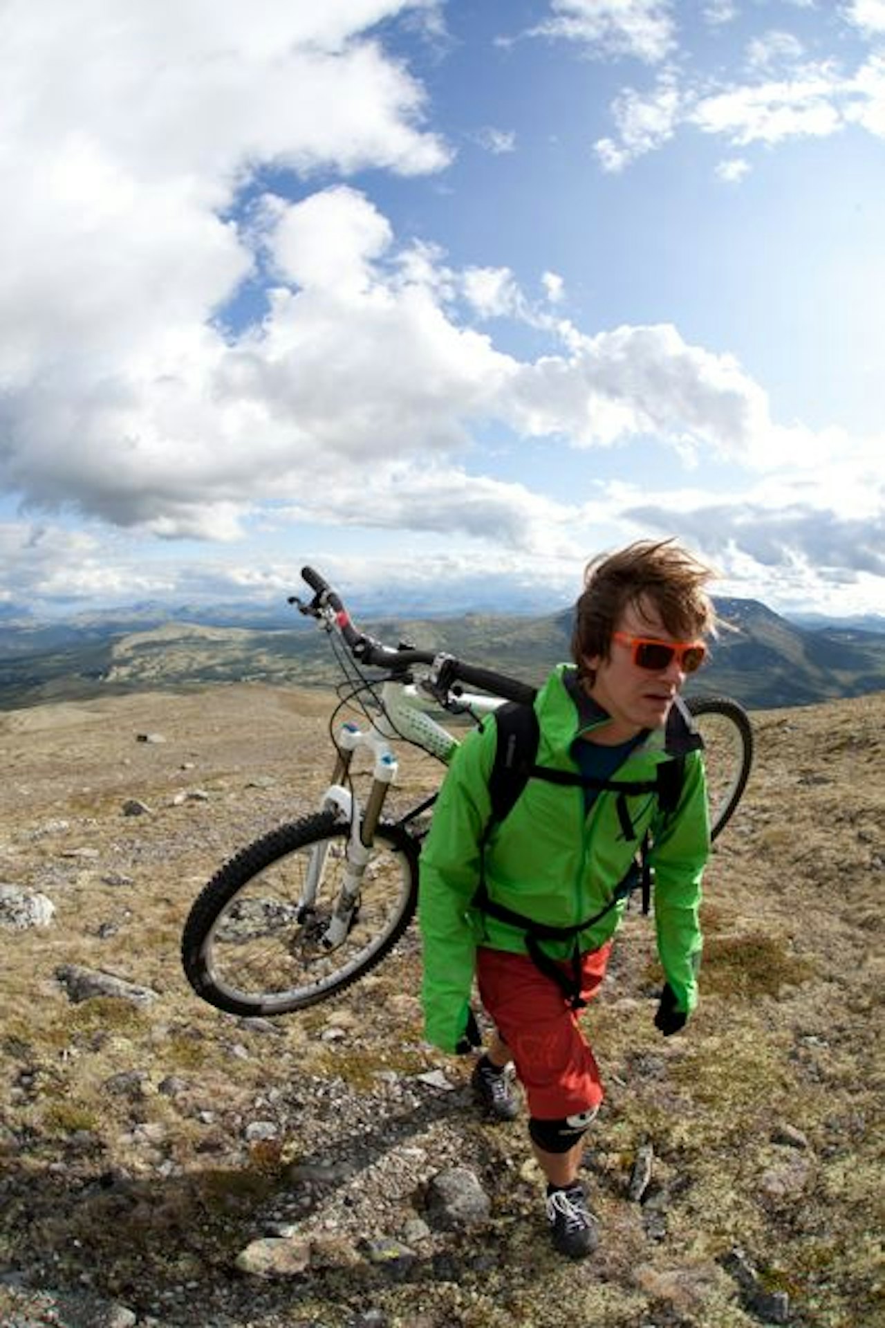 PÅ SEKKEN: Torkel Karoliussen tar beina fatt og lar sykkelen henge på sekken. Foto: Hans Magnus Haug PÅ SEKKEN: Torkel Karoliussen tar beina fatt og lar sykkelen henge på sekken. Foto: Hans Magnus Haug