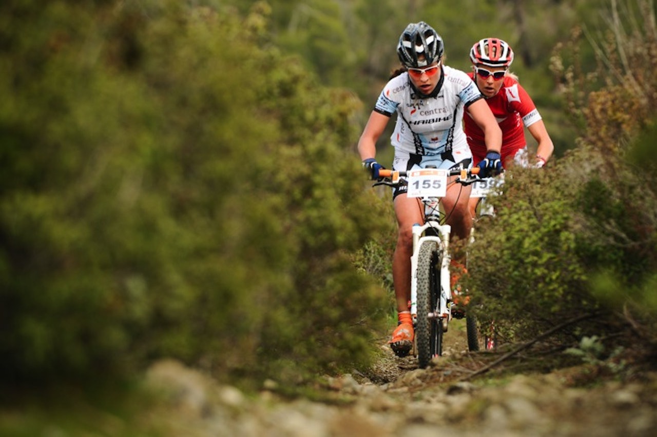 LENE PÅ GANG: I lørdagens ritt på Kypros sikret Lene Byberg seg en sterk andreplass. Her bak Elisabeth Brandau som kom på tredje. Foto: © EGO Promotion/©Marius Maasewerd LENE PÅ GANG: I lørdagens ritt på Kypros sikret Lene Byberg seg en sterk andreplass. Her bak Elisabeth Brandau som kom på tredje. Foto: © EGO Promotion/©Marius Maasewerd