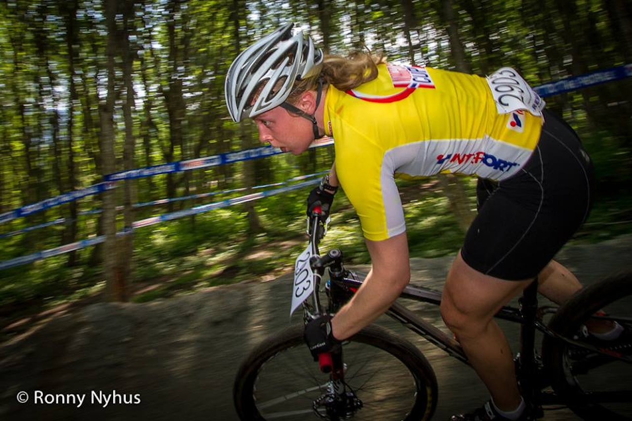 KLAR FOR VERDENSCUP: Ingrid Bøe Jacobsen skal delta i verdenscupen i Canada i helgen. Det skal også Lene Byberg. Jentene ladet opp til helgen med en tur på McDonalds. Vel og merke for å surfe på nettet. Foto: Ronny Nyhus. KLAR FOR VERDENSCUP: Ingrid Bøe Jacobsen skal delta i verdenscupen i Canada i helgen. Det skal også Lene Byberg. Jentene ladet opp til helgen med en tur på McDonalds. Vel og merke for å surfe på nettet. Foto: Ronny Nyhus.
