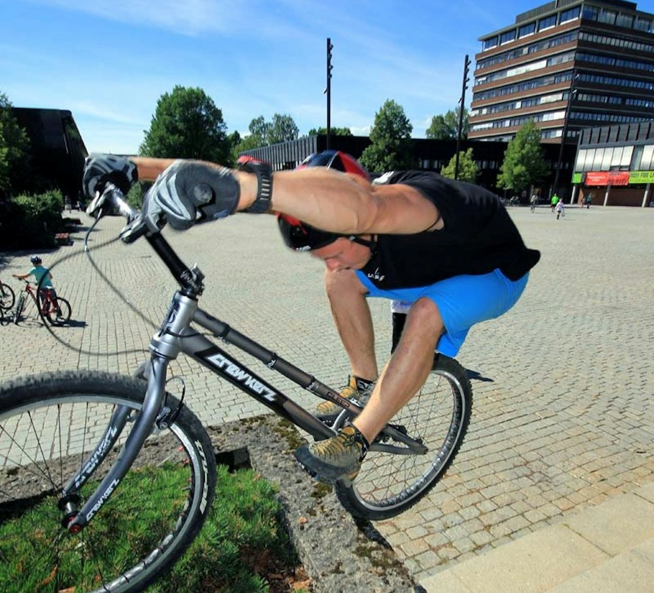 PÅ UNIVERSITETET:Eirik Ulltang testet formen på Blindern i Oslo under Fjordtrial-campen i forrige uke i forkant av norgescupen senere samme helg. Foto: Eirik Ulltang PÅ UNIVERSITETET:Eirik Ulltang testet formen på Blindern i Oslo under Fjordtrial-campen i forrige uke i forkant av norgescupen senere samme helg. Foto: Eirik Ulltang