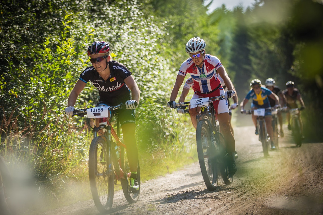 FOR DÅRLIG: Heidi Rosasen Sandstø (avbildet fremst) og Hildegunn Gjertrud Hovdenak reagerer på ulik behandling av damer og herrer i Grenserittet. (foto: Snorre Veggan) FOR DÅRLIG: Heidi Rosasen Sandstø (avbildet fremst) og Hildegunn Gjertrud Hovdenak reagerer på ulik behandling av damer og herrer i Grenserittet. (foto: Snorre Veggan)