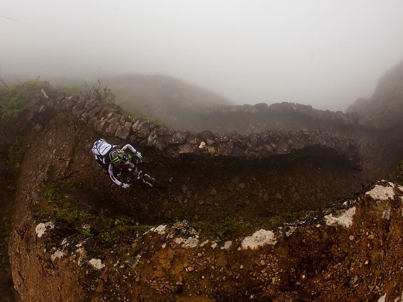 Sabrina Jonnier navigerer en av de mange hårnålssvingene ned fra Cova de Paul på øyen Santa Antao. Alle foto: Sven Martin Sabrina Jonnier navigerer en av de mange hårnålssvingene ned fra Cova de Paul på øyen Santa Antao. Alle foto: Sven Martin