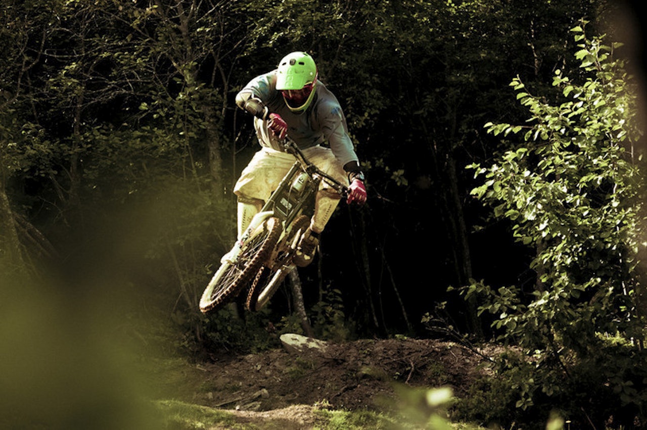 LOKAL POKAL: Kjell Kristian Sandum drar på i sykkelløypene hjemme hos HP Bakke. Foto: Torgrim Vole LOKAL POKAL: Kjell Kristian Sandum drar på i sykkelløypene hjemme hos HP Bakke. Foto: Torgrim Vole