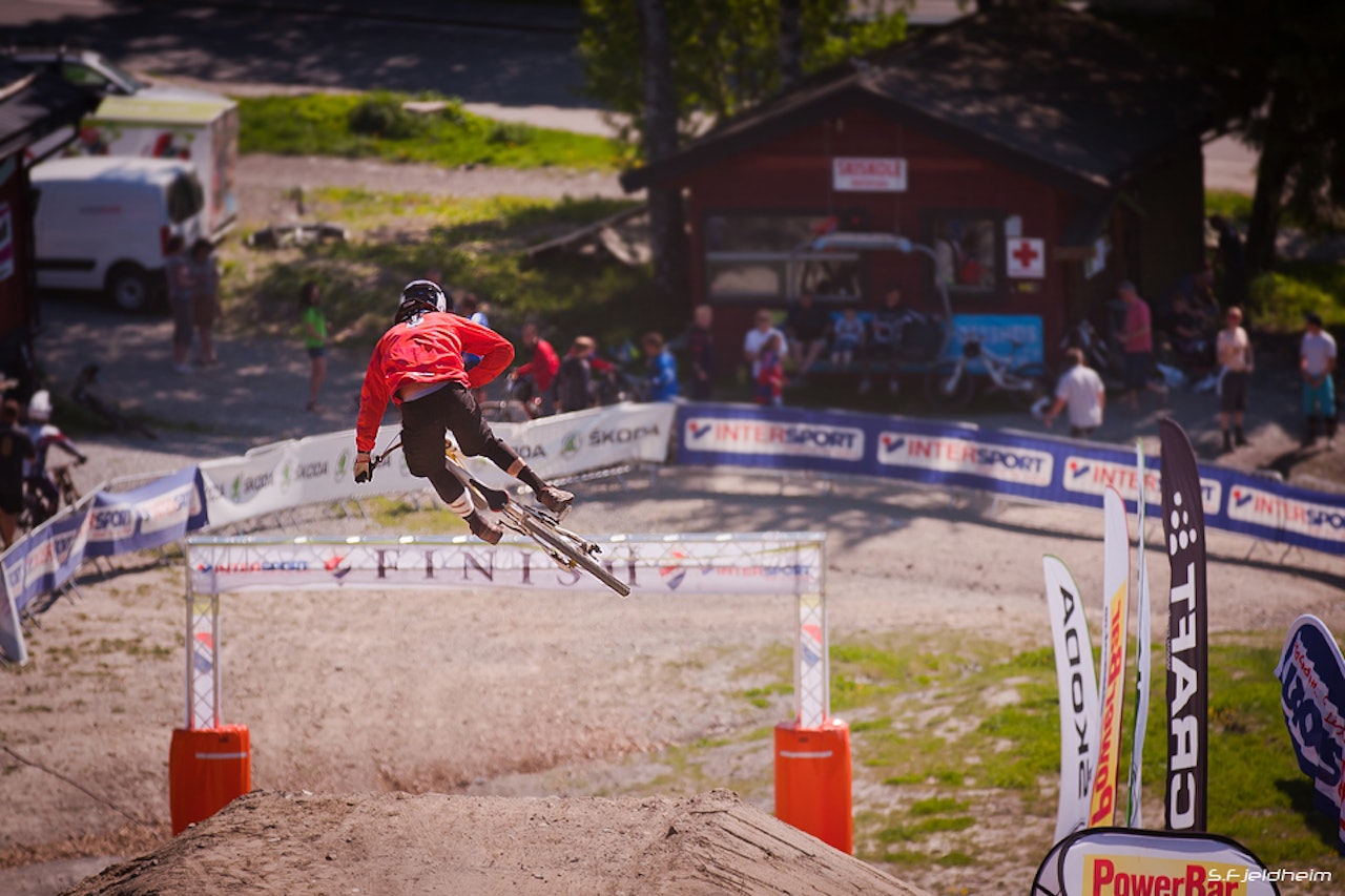 LUFTIG: Isak Leivsson dro nok en gang skikkelig til på det store avslutningshoppet. LUFTIG: Isak Leivsson dro nok en gang skikkelig til på det store avslutningshoppet.
