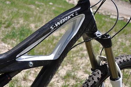 X-WING: Den nye karbonrammen har ingen store flater, men runde former og en markert kant langs underrøret og overrøret. Dette stiver opp hele ramma. X-WING: Den nye karbonrammen har ingen store flater, men runde former og en markert kant langs underrøret og overrøret. Dette stiver opp hele ramma.