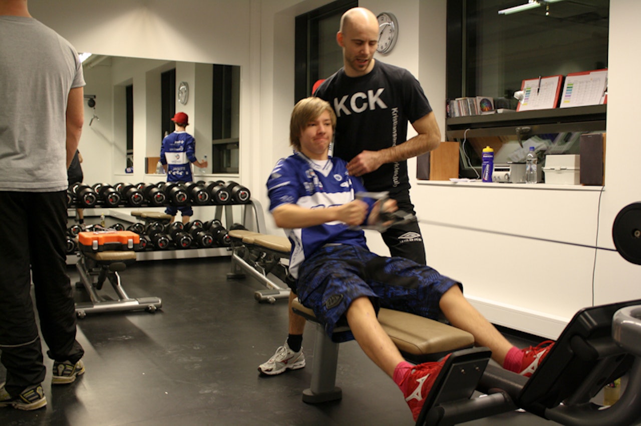 ROING: Joachim Schjøtt tar i på roøvelsen mens trener Christian Nordgård sørger for at øvelsen gjøres riktig.