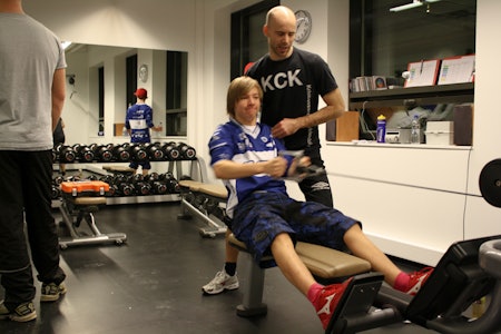 ROING: Joachim Schjøtt tar i på roøvelsen mens trener Christian Nordgård sørger for at øvelsen gjøres riktig.