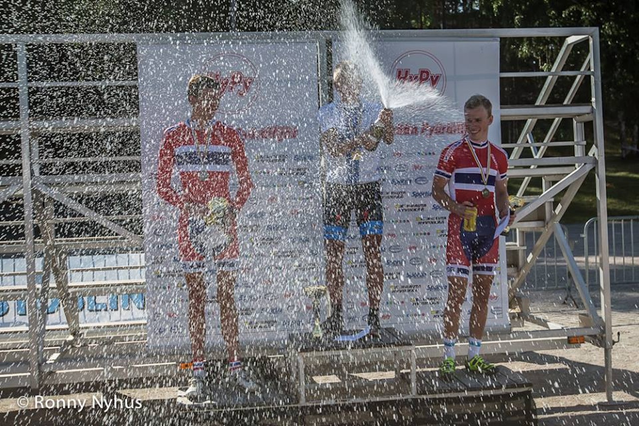 CHAMPAGNE: Det ble feiret med edle dråper under medaljesermonien i Finland der det ble to norske medaljer. Alle foto: Ronny Nyhus. CHAMPAGNE: Det ble feiret med edle dråper under medaljesermonien i Finland der det ble to norske medaljer. Alle foto: Ronny Nyhus.