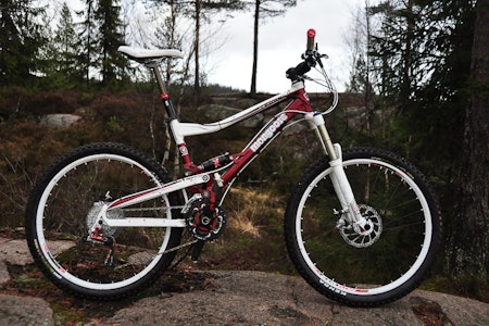 ALT PÅ PLASS: Med heve-senke-pinne, justerbar gaffel og bakdemper og effektivt demperoppheng duger Mongoose Teocali super til det meste. ALT PÅ PLASS: Med heve-senke-pinne, justerbar gaffel og bakdemper og effektivt demperoppheng duger Mongoose Teocali super til det meste.