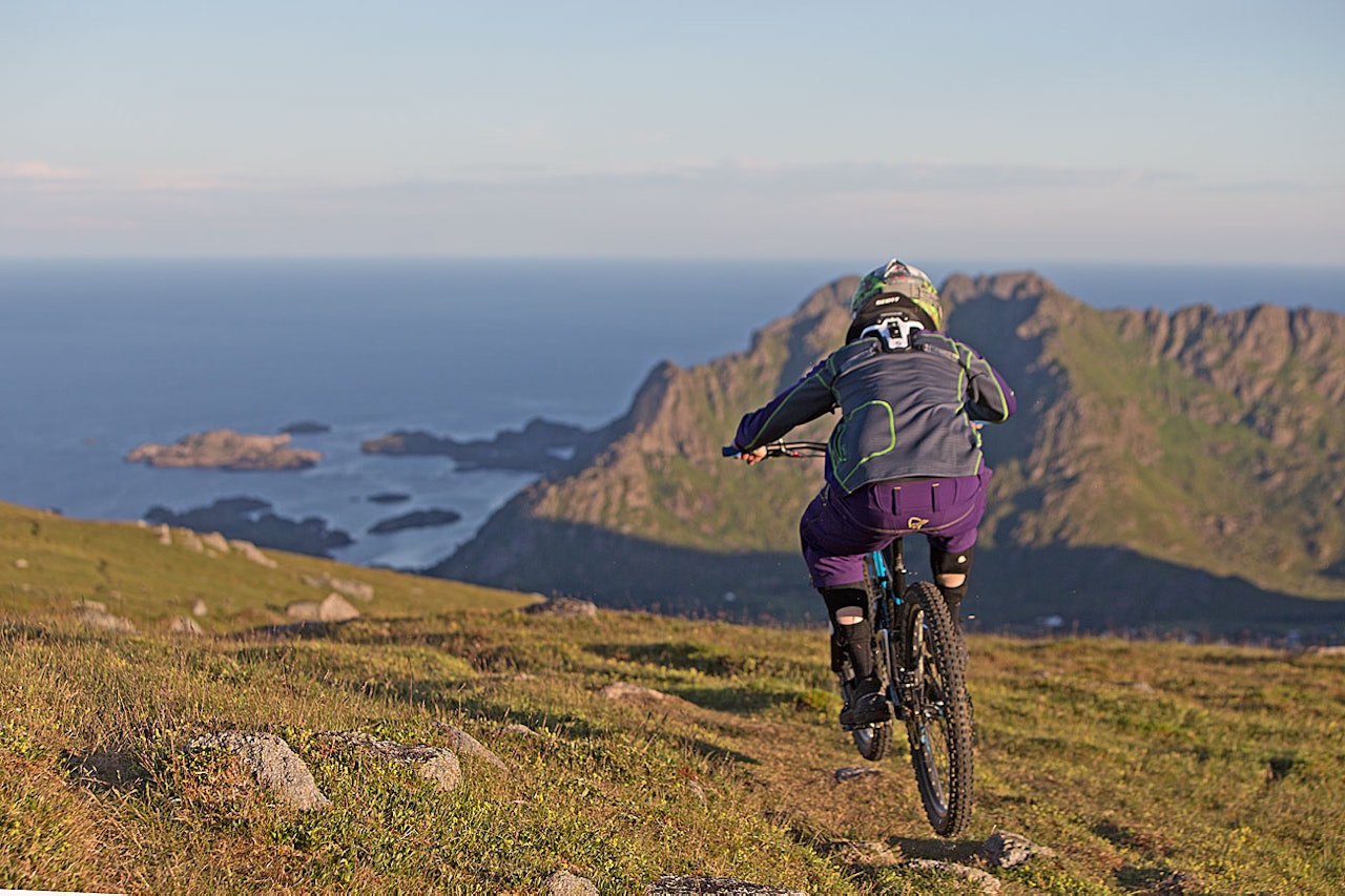 FULL GASS: Tommy Amundsen gir gass ned Smørdalskammen med vakker natur i bakgrunnen.  FULL GASS: Tommy Amundsen gir gass ned Smørdalskammen med vakker natur i bakgrunnen.