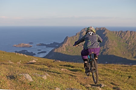 FULL GASS: Tommy Amundsen gir gass ned Smørdalskammen med vakker natur i bakgrunnen. 