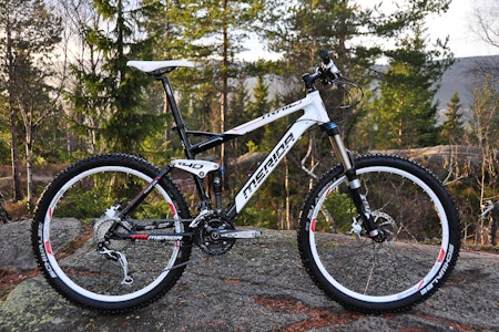 KOMPAKT Merida Transmission TFS 1000 er en kompakt sykkel med stiv ramme og supre demperkomponenter. KOMPAKT Merida Transmission TFS 1000 er en kompakt sykkel med stiv ramme og supre demperkomponenter.