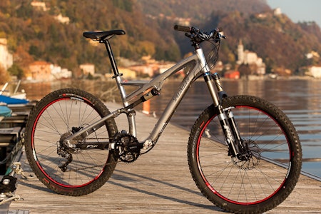 LIRARE: Specialized SJ FSR Elite er en lett og kapabel sykkel som aller best kommer til sin rett ved presis finesse-sykling. LIRARE: Specialized SJ FSR Elite er en lett og kapabel sykkel som aller best kommer til sin rett ved presis finesse-sykling.