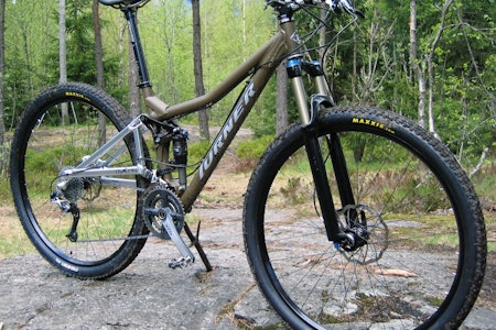 Sultanen i brunt: En Turner Sultan har vært inne til test. Med 29" hjul og DW-link på demperopphenget er den blant årets mest spennende stisykler. Sultanen i brunt: En Turner Sultan har vært inne til test. Med 29" hjul og DW-link på demperopphenget er den blant årets mest spennende stisykler.