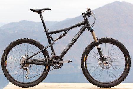 STIV I FRONT, SLANK BAK Cannondale RZ140 ser lekker ut, men vi sleit med et dårlig bygget bakhjul og slark i bakramma. STIV I FRONT, SLANK BAK Cannondale RZ140 ser lekker ut, men vi sleit med et dårlig bygget bakhjul og slark i bakramma.