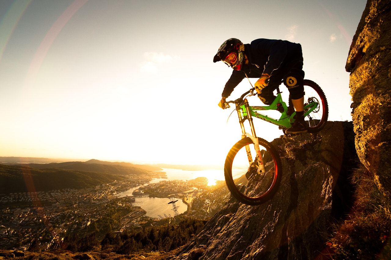 FRA ULRIKEN: Øystein Bjelland nyter kveldsola i Bergen. FRA ULRIKEN: Øystein Bjelland nyter kveldsola i Bergen.