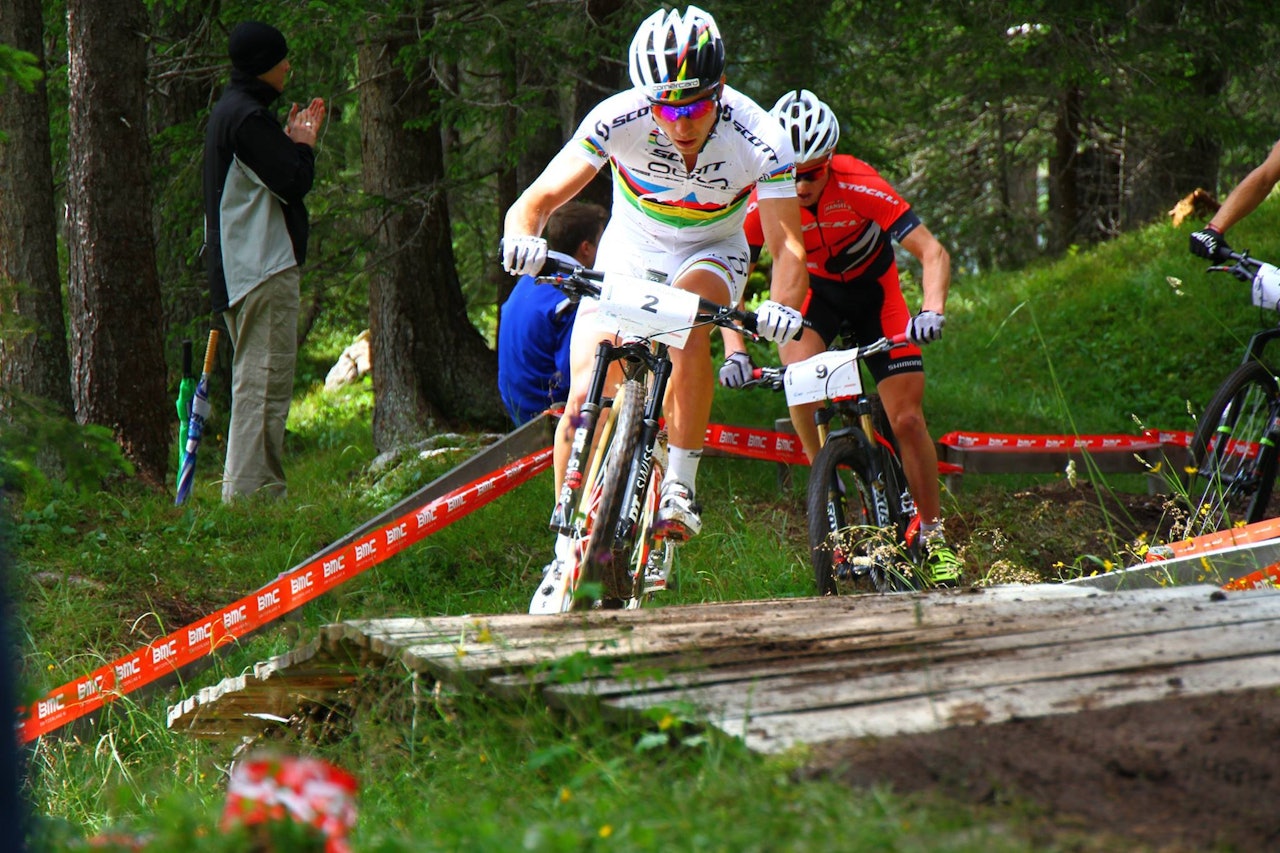 Nino Schurter spurtslo Mathias Flückiger i kampen om seieren i BMC-cup-rittet i Lenzerheide. Foto: Armin Küstenbrück Nino Schurter spurtslo Mathias Flückiger i kampen om seieren i BMC-cup-rittet i Lenzerheide. Foto: Armin Küstenbrück
