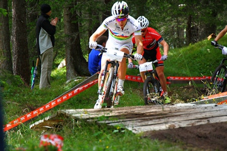 Nino Schurter spurtslo Mathias Flückiger i kampen om seieren i BMC-cup-rittet i Lenzerheide. Foto: Armin Küstenbrück Nino Schurter spurtslo Mathias Flückiger i kampen om seieren i BMC-cup-rittet i Lenzerheide. Foto: Armin Küstenbrück