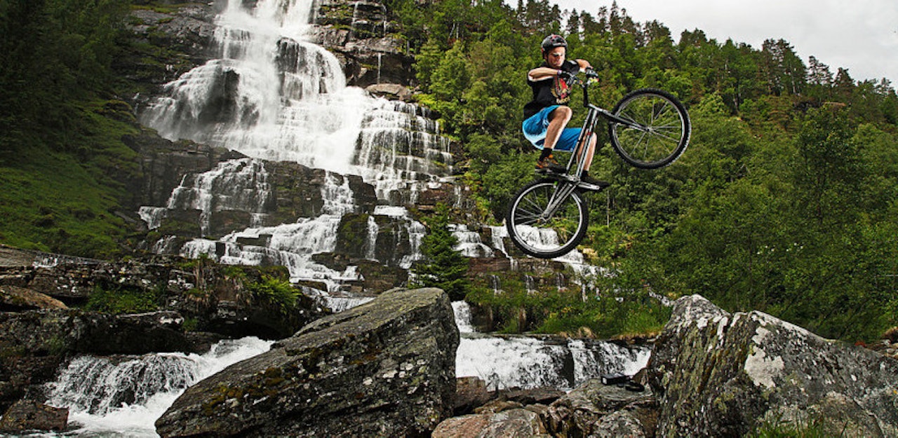 SYKKELKUNST: For Eirk Ulltang handler det ikke om å sykle raskest fra A til B, men å stadig tøye grensene for hva som er mulig på to hjul. Alle bildene er hentet fra eiriktrials.com. Foto: Nils-Erik Bjørholt SYKKELKUNST: For Eirk Ulltang handler det ikke om å sykle raskest fra A til B, men å stadig tøye grensene for hva som er mulig på to hjul. Alle bildene er hentet fra eiriktrials.com. Foto: Nils-Erik Bjørholt